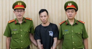 Tạm giữ nhân viên quán ốc ở TP.HCM dùng ghế nhựa đánh shipper giữa đêm