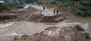 Mưa lớn, nước sông dâng cao cuốn phăng cầu tạm ở Đà Nẵng