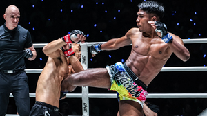 Võ sĩ Trung Quốc bị chọc sưng mắt, đối thủ ngỡ ngàng không ngờ được xử thắng