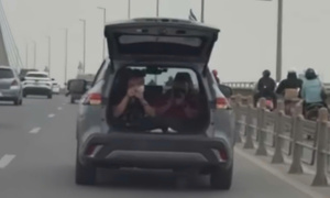 Xử phạt tài xế mở cốp, chở người trong khoang hành lý khi chạy xe