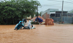 Mưa lớn giữa mùa khô, quốc lộ ở Lâm Đồng ngập sâu