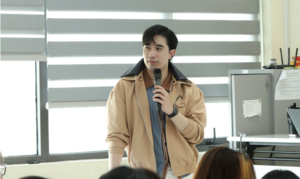 Giảng viên Gen Z thu hút vì vẻ ngoài như nam thần, cách dạy học càng gây chú ý