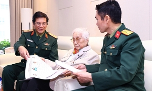 Nguyên Phó Chủ tịch nước Nguyễn Thị Bình bỏ phiếu tại Bệnh viện 108