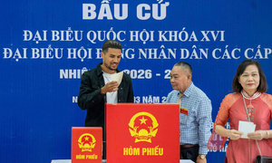 Cầu thủ nhập tịch Đỗ Hoàng Hên đi bầu cử: 'Cột mốc quan trọng của đời tôi'