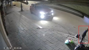 Triệu tập tài xế lao ô tô lên vỉa hè tông gãy chân người phụ nữ rồi bỏ trốn