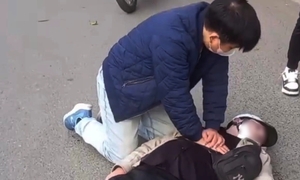 Bác sĩ ép tim giữa phố cứu thanh niên ngừng tim 