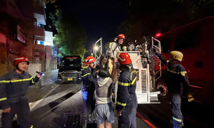 Cảnh sát cứu 5 người mắc kẹt trong căn nhà cháy ở trung tâm TP.HCM