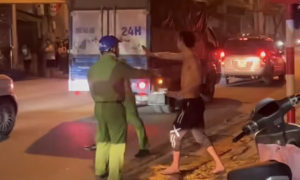 Khống chế gã thanh niên cầm 2 con dao dọa chém người đi đường ở Hà Nội