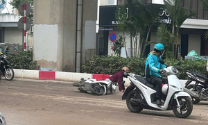 Phạt 3 tài xế ô tô tải làm rơi vãi bùn đất khiến người đi xe máy trượt ngã