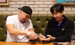 Vì sao người Hàn Quốc kiêng rót rượu cho chính mình?