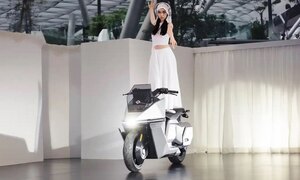 Xe máy điện tự cân bằng đầu tiên trên thế giới được sản xuất hàng loạt