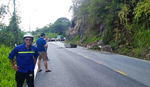 Di chuyển khối đá 16 tấn chênh vênh trên đèo Bảo Lộc uy hiếp người qua lại