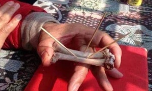 Bí ẩn tục dùng gà trống để bói toán ở vùng dân tộc thiểu số Trung Quốc