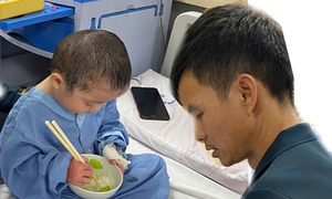 'Con đau lắm, bố ơi' - tiếng khóc xé lòng của bé gái 3 tuổi có làn da như 'lửa thiêu'