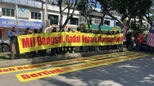 LĐBĐ Malaysia ưu ái 7 cầu thủ gian lận nhập tịch, CĐV biểu tình phản đối 