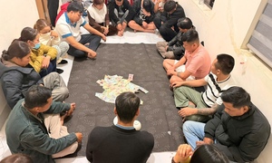 Bắt 'nữ quái' biến nhà riêng thành sới bạc cho 16 người sát phạt