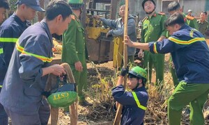 Phút nghẹt thở cứu bé trai rơi xuống giếng sâu 20m