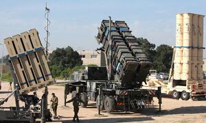 Iran nã tên lửa dồn dập, Israel có thể cạn 'lá chắn bầu trời'?