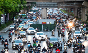 Lô cốt chiếm 1/3 lòng đường, người Hà Nội chật vật nhích từng mét về nhà 