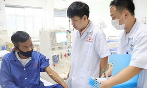 Bác sĩ cứu người giữa phố: 'Bản năng thôi thúc, tôi không có giây nào để do dự'