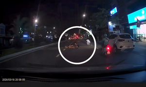 Truy tìm tài xế ô tô vượt ẩu, tông 2 người đi xe máy rồi bỏ chạy