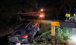 Tàu hỏa hất văng ô tô xuống mương nước ở Hà Nội