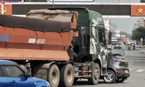 Công an TP.HCM thông tin vụ xe đầu kéo đẩy ô tô trượt 15m trên đường