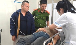 Vượt 20km, công an xã ở Bắc Ninh dùng xe công vụ đưa người bị nạn đi cấp cứu