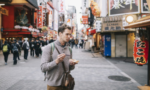 Vì sao người Nhật Bản không bao giờ vừa đi vừa ăn trên phố?