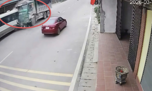 Xe ben tông ô tô đưa đón học sinh, nhiều em bị thương