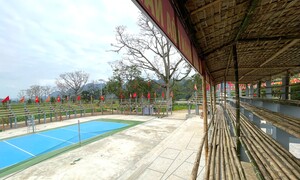 Sân bóng chuyền 'độc lạ' được làm bằng tre ở lễ hội hoa gạo Nghệ An