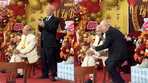 Clip em trai 80 tuổi hát nhạc 'Tây du ký' mừng thọ anh 100 tuổi gây xúc động