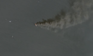 Tàu chở hàng bốc cháy ở eo biển Hormuz, khói đen trùm khu vực lớn