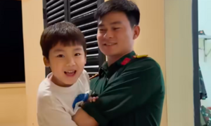 'Tan chảy' clip con trai Hòa Minzy thăm Đại úy Văn Cương, quấn quýt không rời