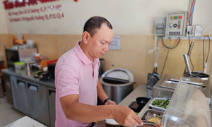 Chủ quán bún bò ‘gây sốt’ với tấm bảng lạ giữa lúc bão giá