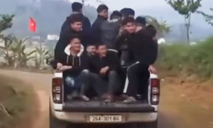 Chở 10 người trên thùng xe bán tải, tài xế bị phạt 5 triệu đồng