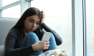 Đắm chìm trên mạng xã hội, giới trẻ kém hạnh phúc