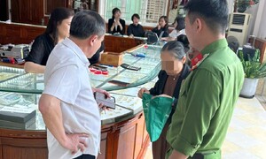 Giả danh công an, lừa cụ bà bán 19 chỉ vàng