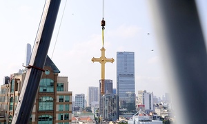 Lắp hai Thánh giá mạ vàng nặng 400kg lên đỉnh Nhà thờ Đức Bà