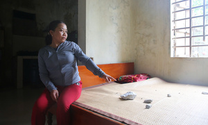 Tạm dừng khai thác mỏ sau vụ nổ mìn khiến đá bay thủng mái nhà dân