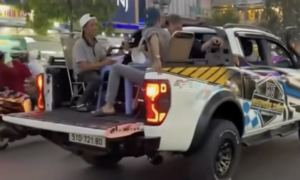 Xác minh clip nhóm người ngồi ăn uống sau xe bán tải đang chạy ở TP.HCM