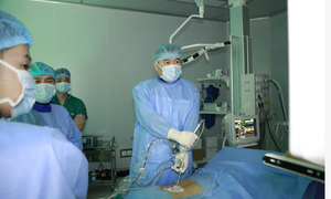 Ngồi nhiều, ít vận động, cô gái trẻ suýt liệt vì thoát vị đĩa đệm cổ