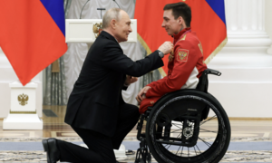 Ông Putin quỳ gối trao huân chương cho VĐV Nga ngồi xe lăn vô địch Paralympic
