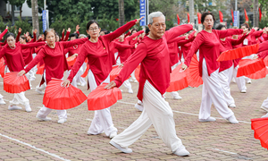 Gần 3.000 người cao tuổi Hà Nội đồng diễn, xác lập kỷ lục múa quạt dưỡng sinh