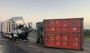 Xe tải và container va chạm trên quốc lộ: 1 người tử vong, giao thông ùn tắc