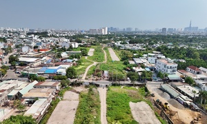 Công trường Vành đai 2 TP.HCM vắng lặng sau 3 tháng tái khởi động 