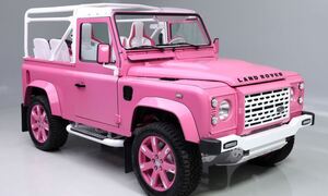 Defender 90 màu hồng 'độc lạ' lên sàn, giá bán gây tò mò