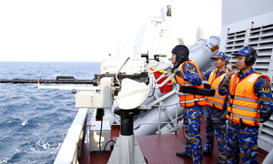 Hải quân Việt - Trung huấn luyện bắn đạn thật chống cướp biển