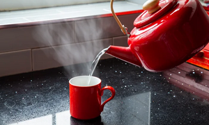 Vì sao người Trung Quốc thích uống nước nóng ngay cả trong mùa hè?