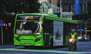 Thiếu niên 15 tuổi trộm xe buýt, lái hơn 130km để đưa bạn gái đến trường